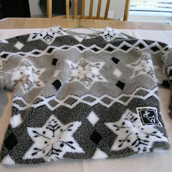 Sherpa Pile Sweater Size Large - Picture 4 of 8